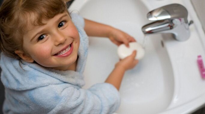 երեխան ձեռքերը լվանում է օճառով ՝ որդերը կանխելու համար